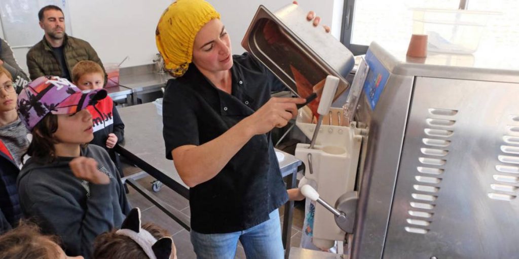 Transformation des fruits en sorbets artisanaux à la sorbetière par Pauline de la maison Prouane