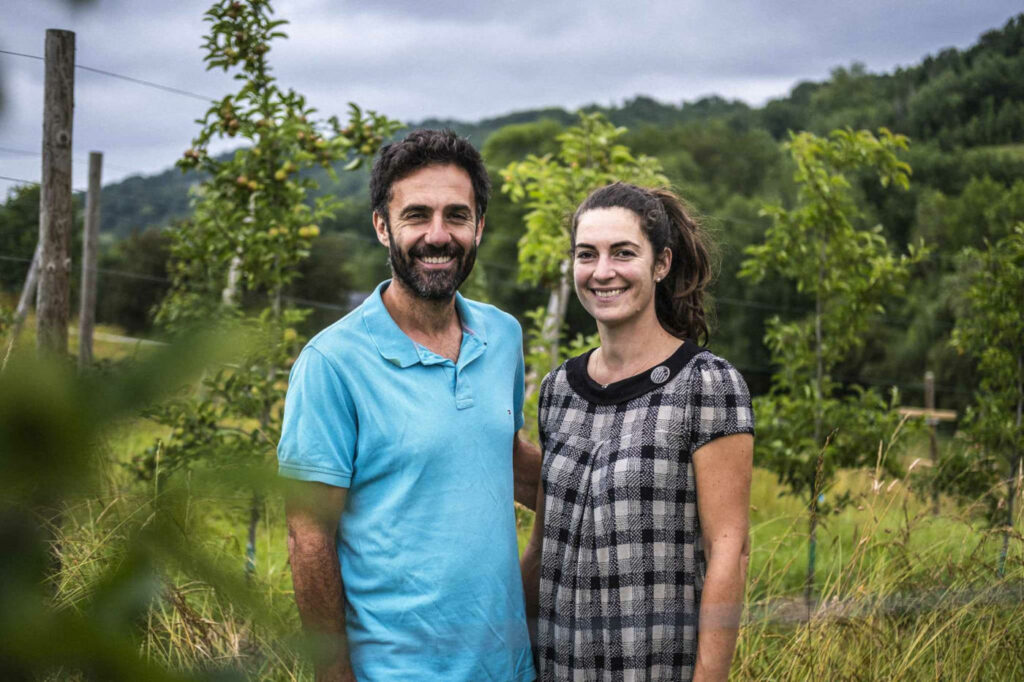 Pauline et Julien Prouane dans le verger à la Maison Prouane proche de Pau